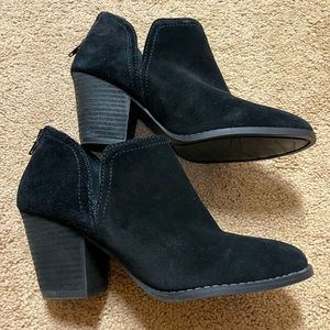 Carlos Santana carmin booties